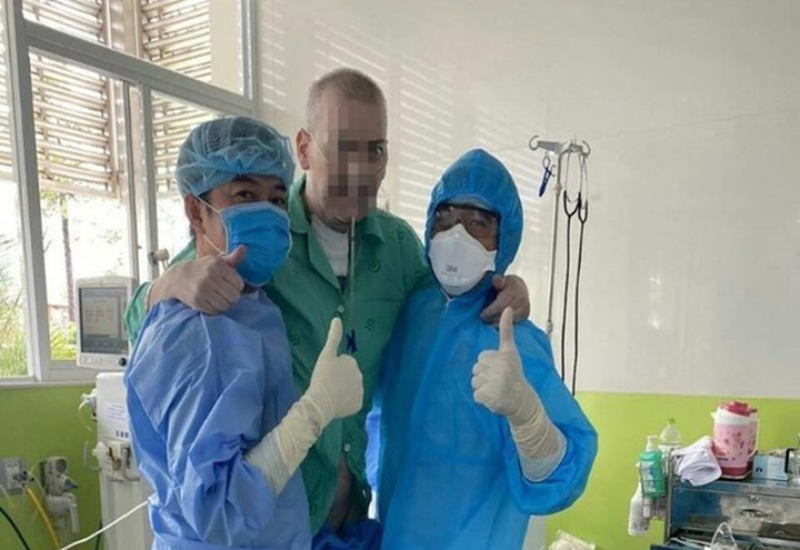 Sau biểu hiện không hợp tác, tâm lý phi công người Anh ổn định hơn - 1