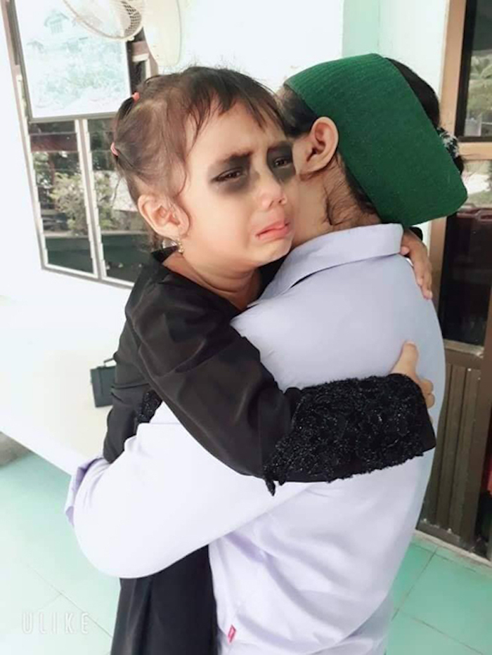 Bé gái khóc thét vì 'độc chiêu' cai điện thoại của mẹ - 4