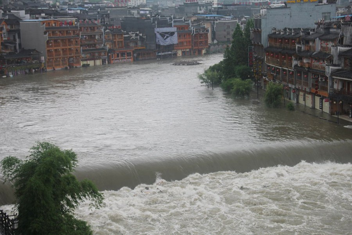 Cổ trấn 2.000 năm tuổi của Trung Quốc ngập trong mưa lũ - 1