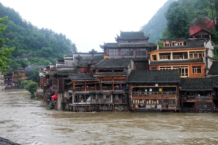 Cổ trấn 2.000 năm tuổi của Trung Quốc ngập trong mưa lũ - 3