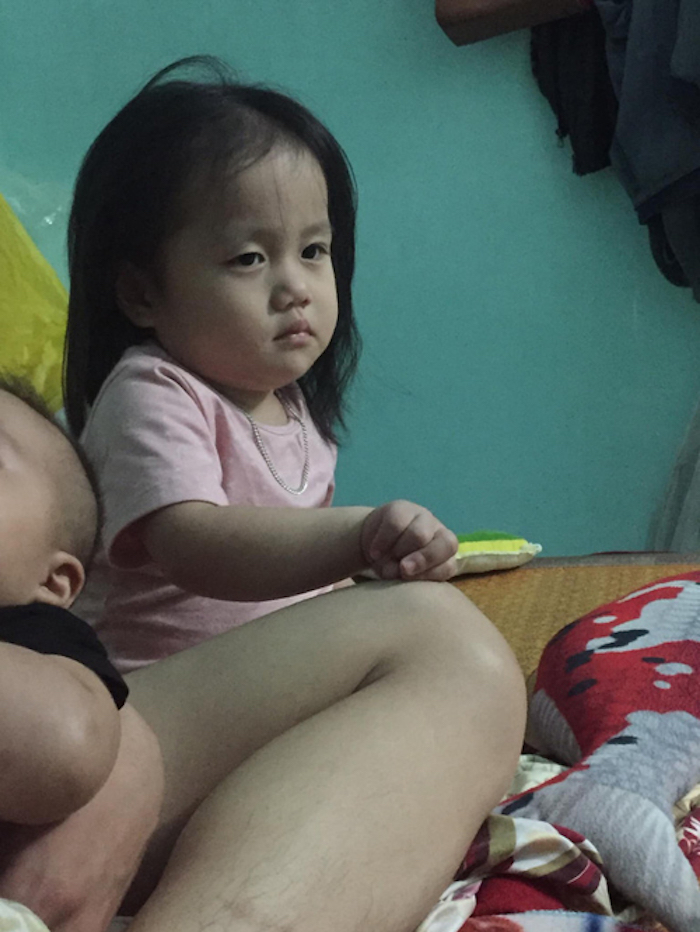 Vẻ mặt hờn dỗi của bé gái khi bố mải bế em - 3