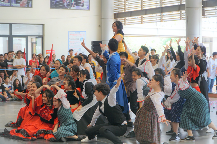 Học sinh trường Amsterdam gây ấn tượng với màn vũ đạo cực đỉnh - 5