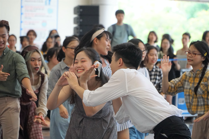 Học sinh trường Amsterdam gây ấn tượng với màn vũ đạo cực đỉnh - 6