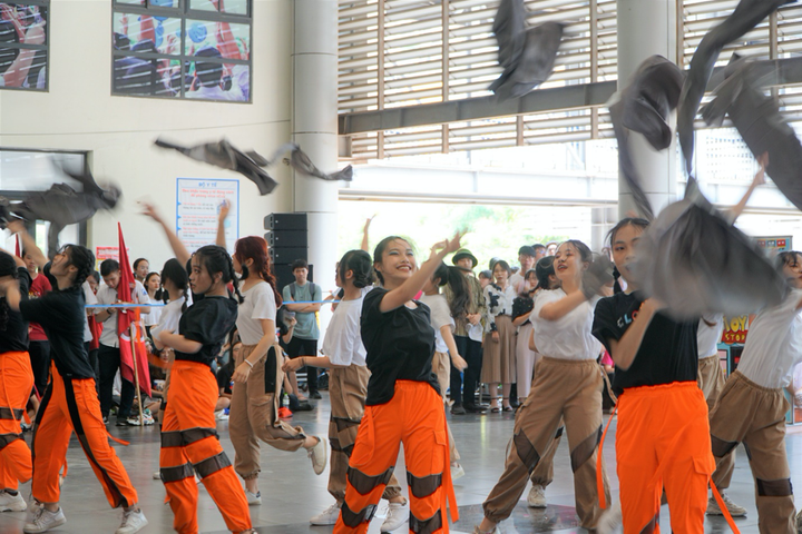 Học sinh trường Amsterdam gây ấn tượng với màn vũ đạo cực đỉnh - 4