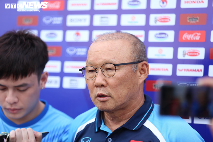 HLV Park Hang Seo: Bóng đá Việt cạn dần tài năng như Công Phượng, Xuân Trường - 1
