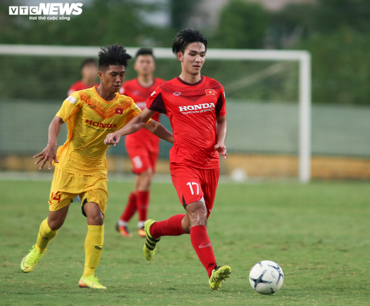 Sao trẻ của bầu Đức thi đấu xông xáo, được HLV Park Hang Seo nhắc nhở riêng - 10