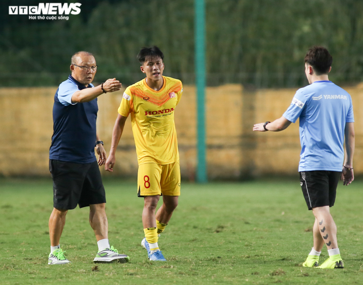 Sao trẻ của bầu Đức thi đấu xông xáo, được HLV Park Hang Seo nhắc nhở riêng - 3