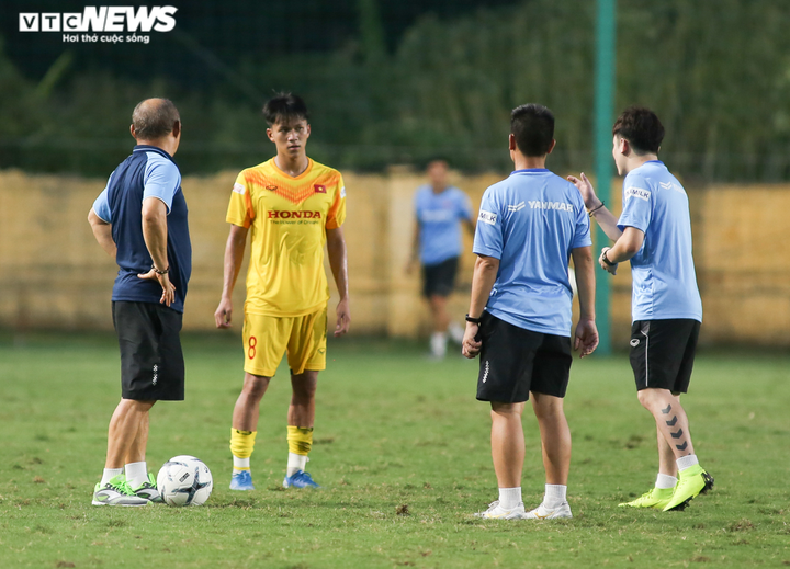 Sao trẻ của bầu Đức thi đấu xông xáo, được HLV Park Hang Seo nhắc nhở riêng - 4