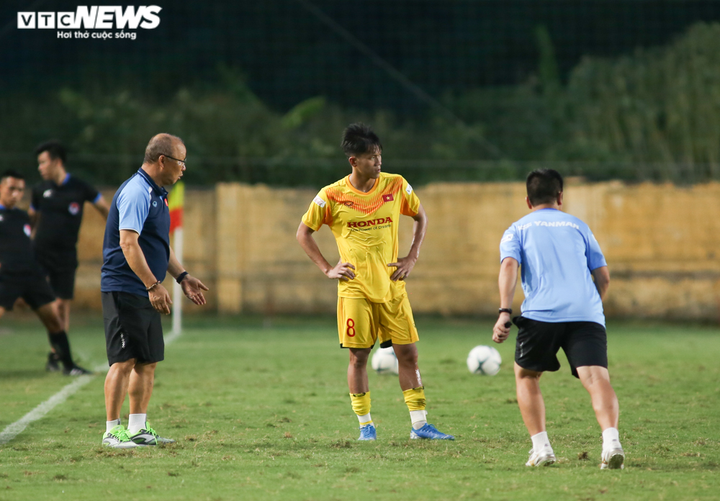 Sao trẻ của bầu Đức thi đấu xông xáo, được HLV Park Hang Seo nhắc nhở riêng - 5