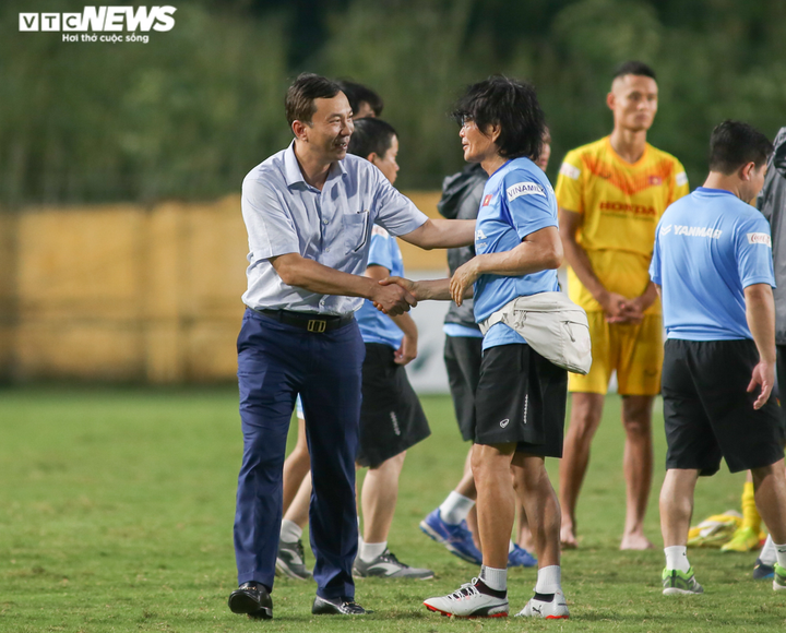 Sao trẻ của bầu Đức thi đấu xông xáo, được HLV Park Hang Seo nhắc nhở riêng - 11