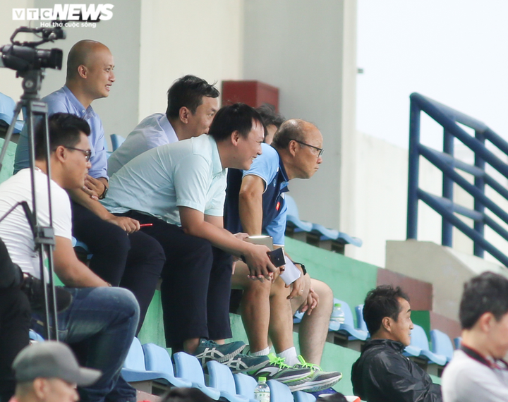 Sao trẻ của bầu Đức thi đấu xông xáo, được HLV Park Hang Seo nhắc nhở riêng - 7