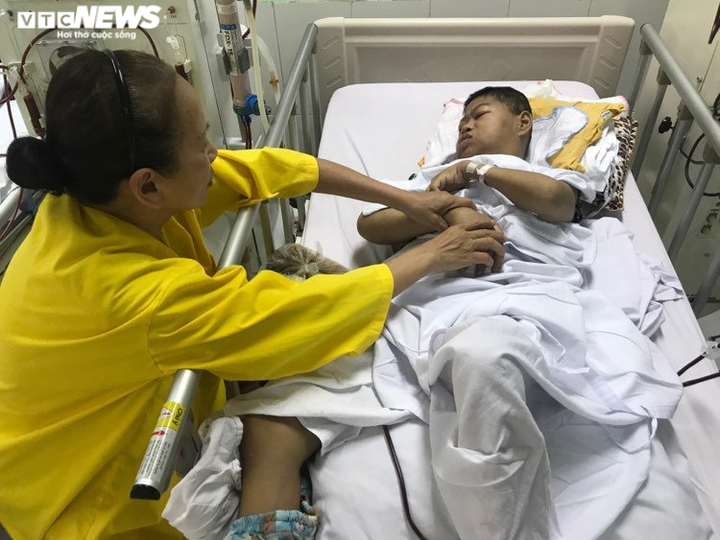 Rơi nước mắt cảnh vợ chồng già chăm sóc con bị di chứng chất độc màu da cam - 1