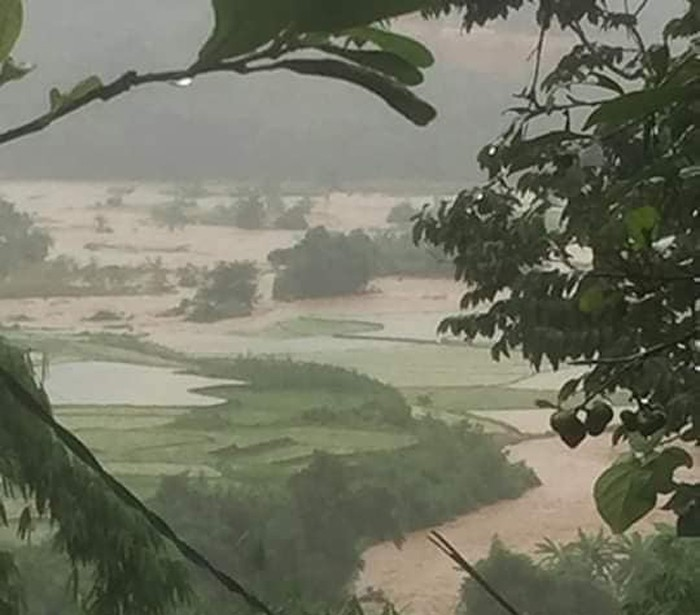 Trận mưa lớn nhất từ đầu mùa trút xuống Lào Cai, nhiều nơi ngập nặng - 3