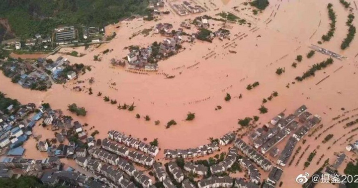 Hàng triệu dân Trung Quốc điêu đứng trong lũ lụt tàn khốc - 3