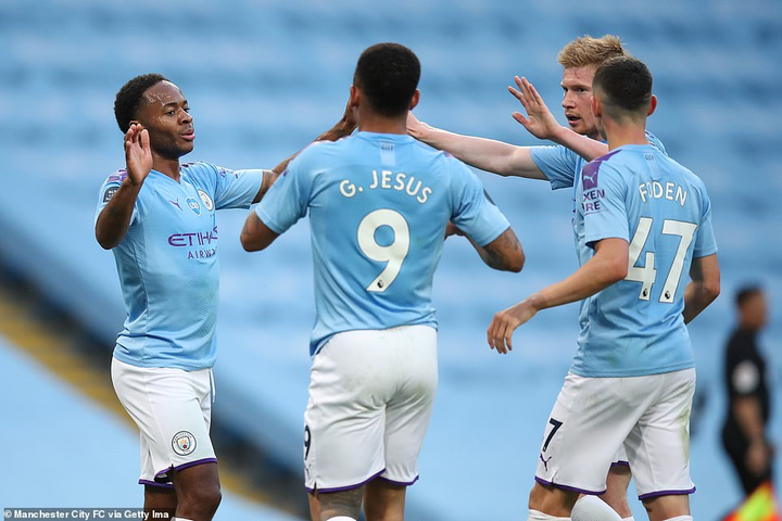 Hàng công tỏa sáng, Man City nhấn chìm tân vương Liverpool - 1