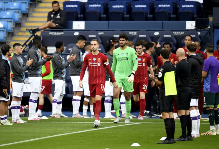 Ảnh: Liverpool thua thảm trong ngày được Man City xếp hàng chào đón - 1
