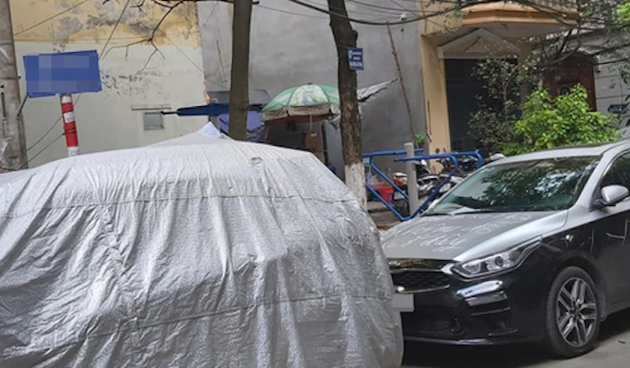 Đỗ chắn lối đi, ô tô bị viết cảnh cáo kín thân - 3