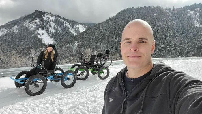 'Xe lăn tình yêu' do YouTuber nổi tiếng làm cho vợ được sản xuất hàng loạt - 2