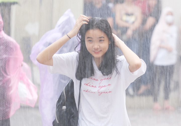Gần 4.000 học sinh đội mưa 'tranh vé' vào trường THPT chuyên - 1