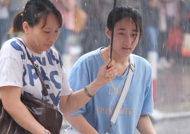 Gần 4.000 học sinh đội mưa 'tranh vé' vào trường THPT chuyên - 2