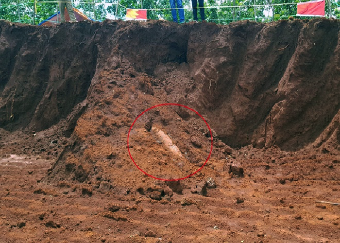 Công nhân đào trúng quả bom dài 2 m, sau 10 ngày vẫn chưa được xử lý - 1