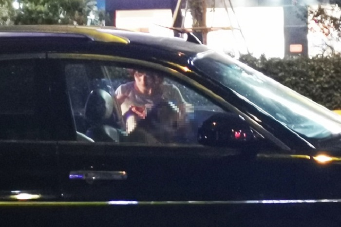 Người đàn ông chết gục trên vô lăng ô tô ở Hà Nội - 1