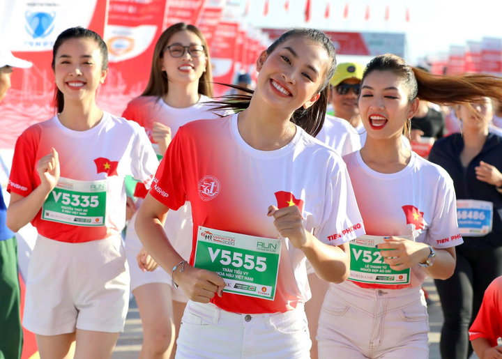 Hoa hậu Trần Tiểu Vy khoe dáng trên đường chạy giữa đại dương - 6