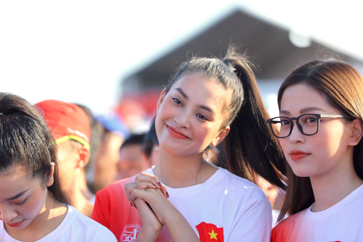 Hoa hậu Trần Tiểu Vy khoe dáng trên đường chạy giữa đại dương - 1