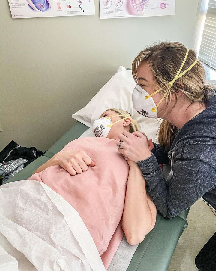 Con gái không đủ tiền thuê mang thai hộ, bà mẹ 51 tuổi quyết đẻ thay - 2