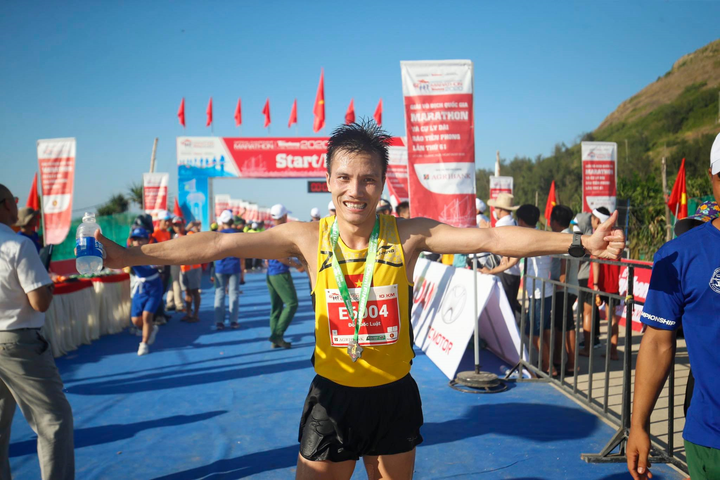 Người hùng SEA Games Hồng Lệ liên tục đi bộ, tuột HCV Tiền Phong Marathon 2020 - 3