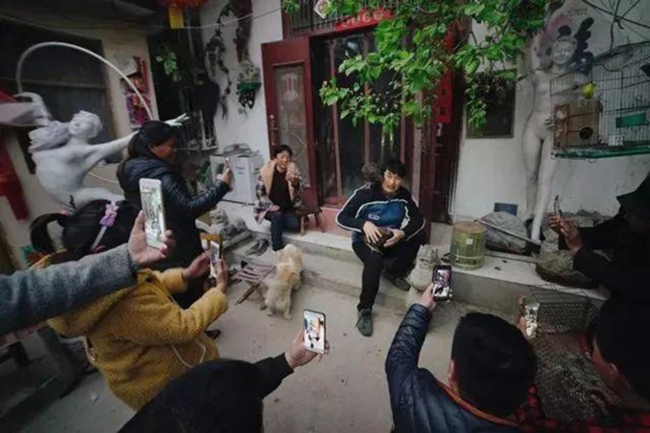 Bi kịch cười ra nước mắt của anh công nhân nghèo bỗng thành ca sĩ nổi tiếng - 3