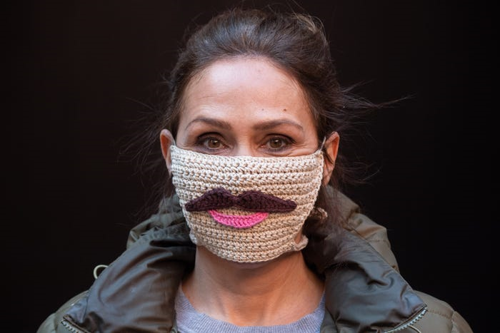 Doanh nhân Ấn Độ đeo khẩu trang vàng chống COVID-19 - 7