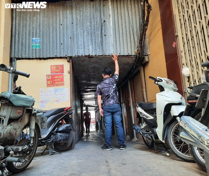 Người dân ở TP.HCM bị ‘nhốt’ trong lối đi chung, quan tài cũng phải ‘chui' - 2
