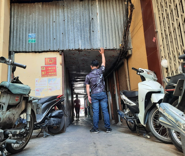 Người dân ở TP.HCM bị ‘nhốt’ trong lối đi chung, quan tài cũng phải ‘chui' - 1