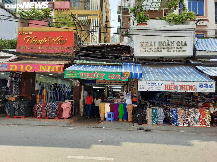 Người dân ở TP.HCM bị ‘nhốt’ trong lối đi chung, quan tài cũng phải ‘chui' - 3