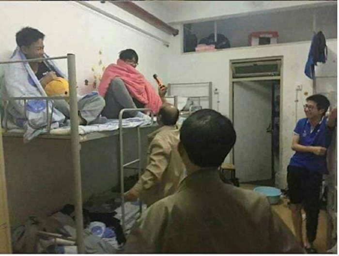 Giám thị phát hiện 'sinh vật lạ' trong ký túc xá - 5