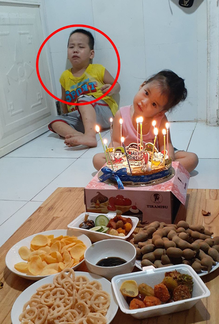Cậu bé khóc nức nở vì bị 'chiếm sân khấu' trong sinh nhật mình - 2