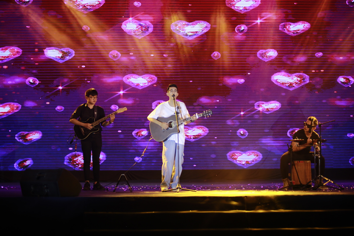 Mất chưa đến 5 phút, nam sinh Quảng Bình giành học bổng hàng trăm triệu đồng - 15