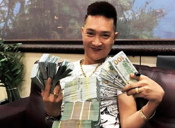 Xuất bản sách vi phạm pháp luật, Huấn 'hoa hồng' bị phạt nặng - 1