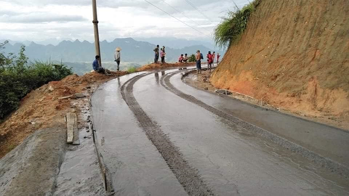 Đường mới đổ bê tông, tài xế vẫn cắm đầu lái ô tô chạy qua - 1
