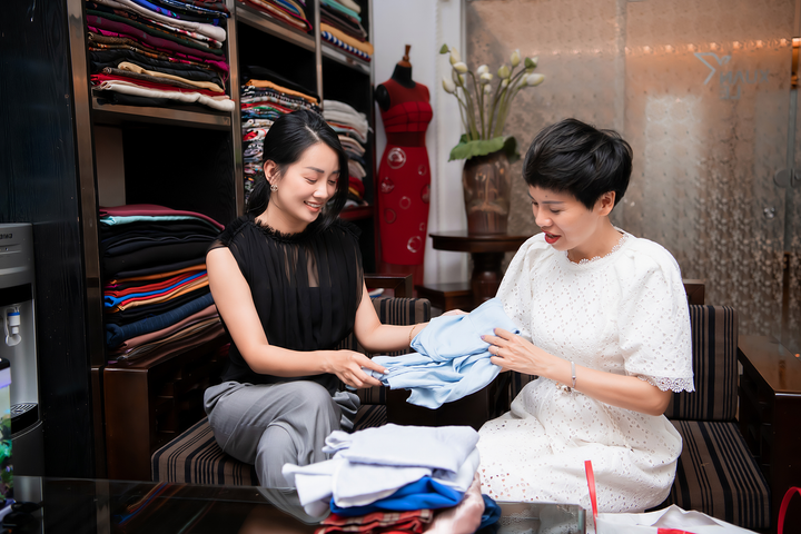 Trai đẹp Bình An chở Á hậu Phương Nga bằng motor đi tái chế trang phục cũ - 2