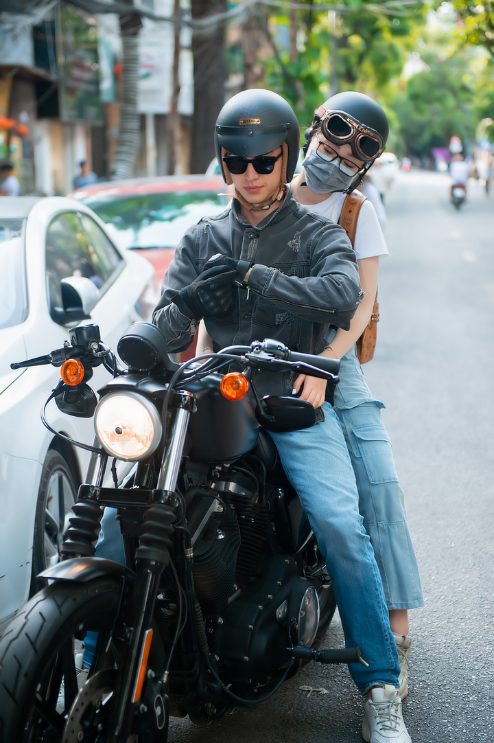 Trai đẹp Bình An chở Á hậu Phương Nga bằng motor đi tái chế trang phục cũ - 4