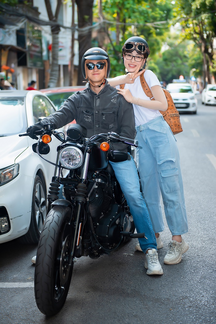 Trai đẹp Bình An chở Á hậu Phương Nga bằng motor đi tái chế trang phục cũ - 3