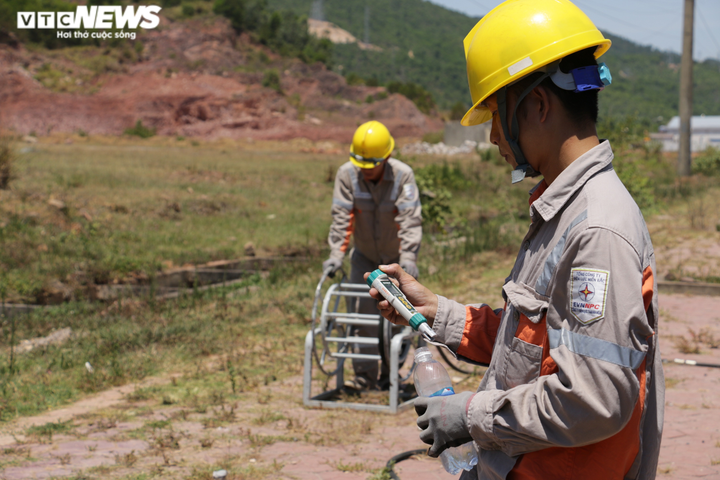  Những hy sinh thầm lặng của người âm thầm thắp điện cho nhân dân - 3