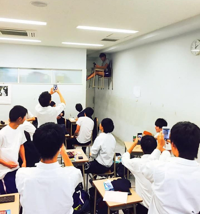 Nam sinh bị phạt ngồi sát trần nhà - 2