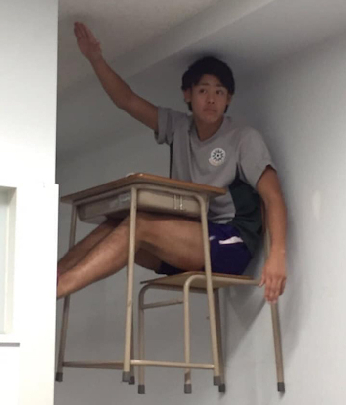 Nam sinh bị phạt ngồi sát trần nhà - 4