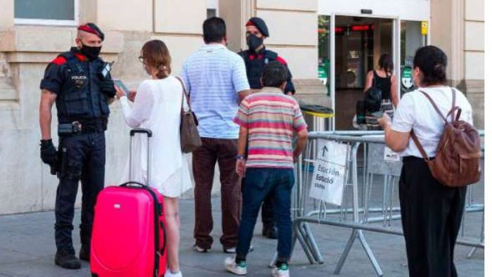 COVID-19: Nhiều nước châu Âu tái phong toả địa phương vì dịch bùng phát trở lại - 1