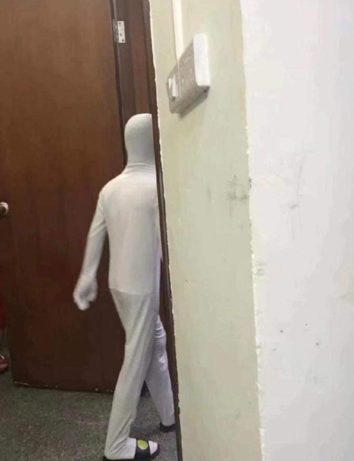 Bộ quần áo tàng hình của cậu bé nghiện tivi - 2