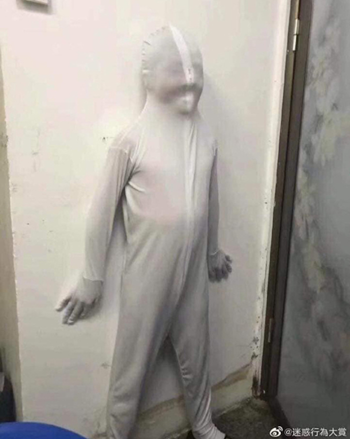 Bộ quần áo tàng hình của cậu bé nghiện tivi - 3