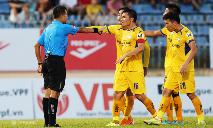 Chủ tịch SLNA: 'Trọng tài làm sai lệch kết quả trận đấu' - 1